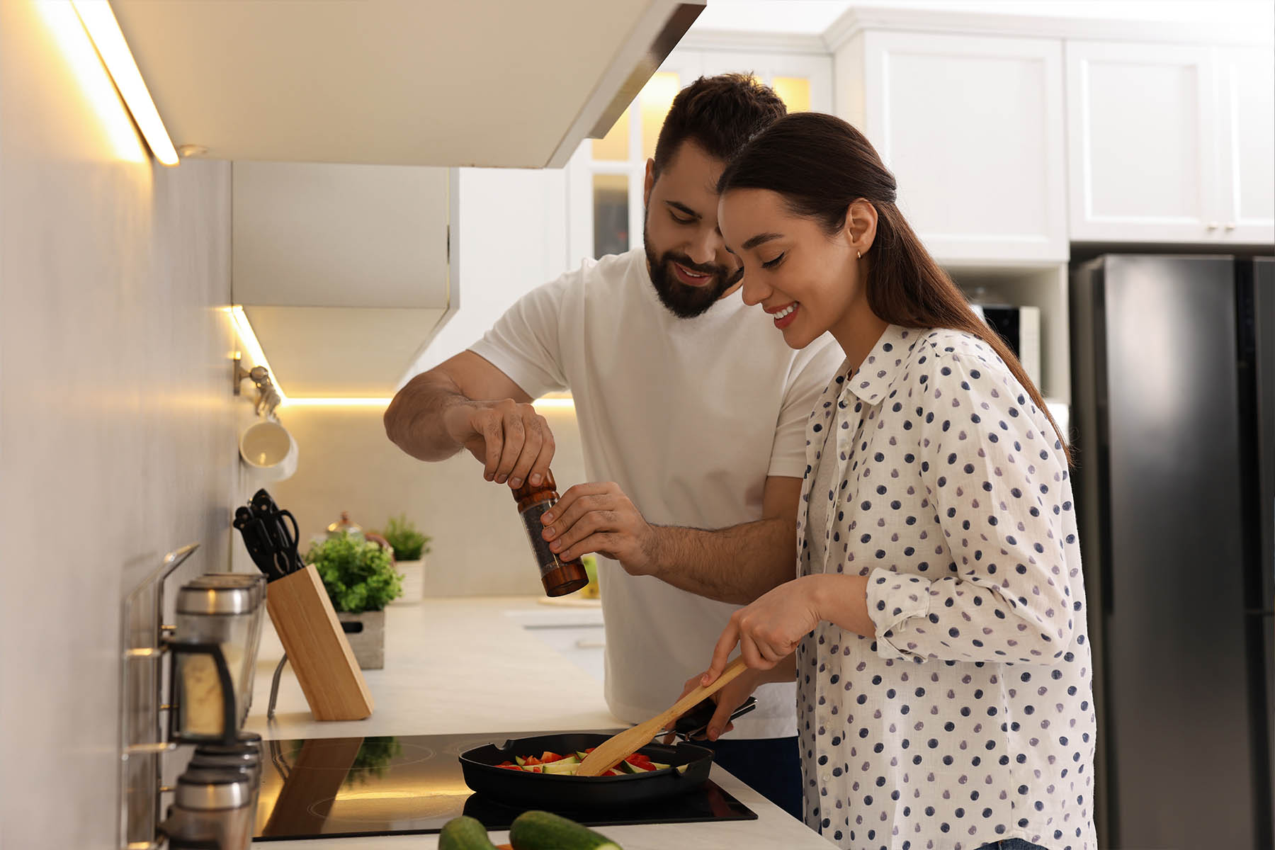 Register-Spanish versions-couple-cooking-dinner
